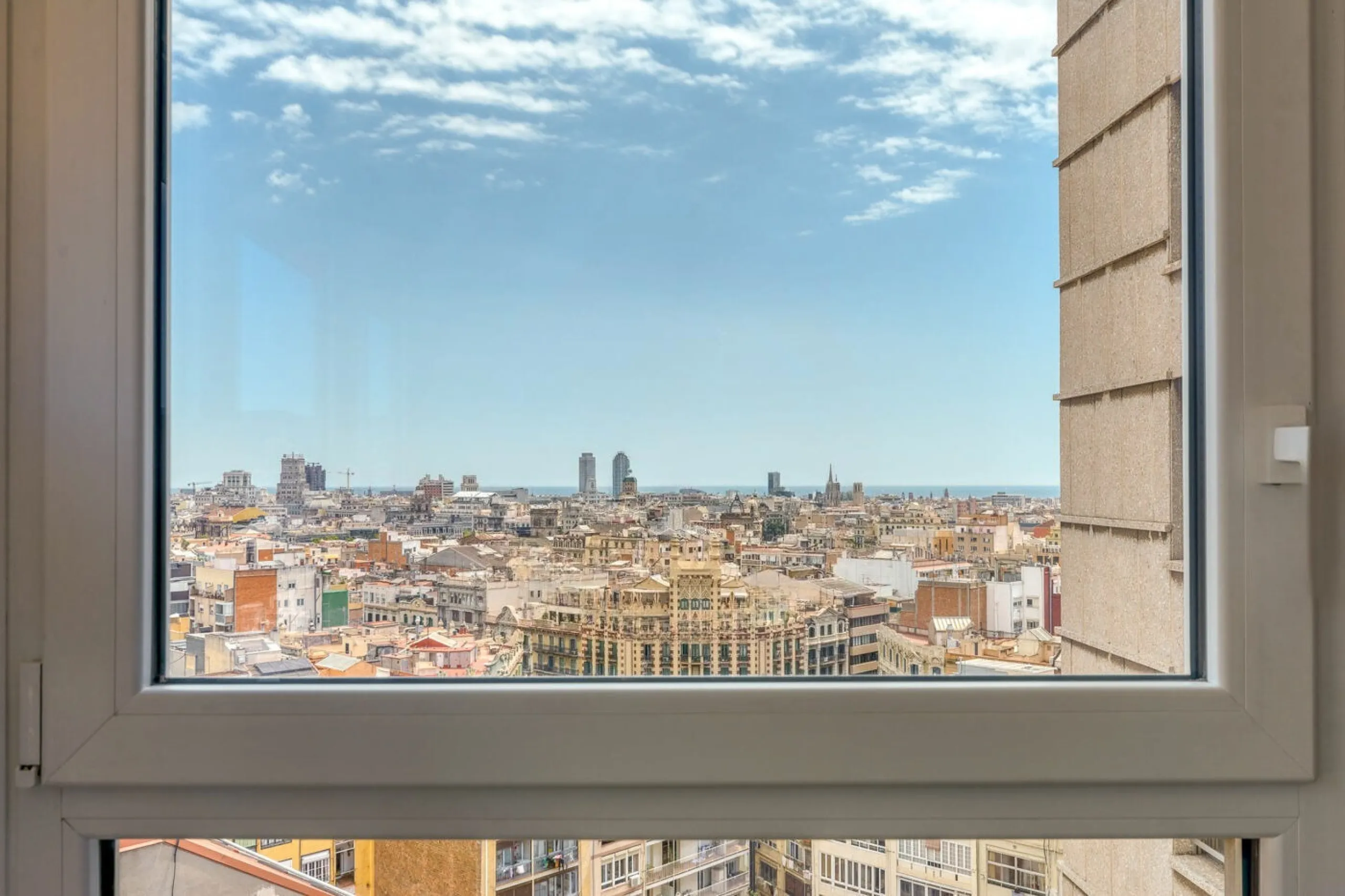 Elegante piso con vistas panorámicas al mar y a la ciudad en el corazón de Barcelona