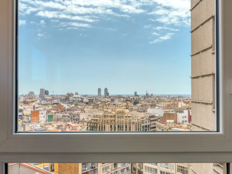 Elegante piso con vistas panorámicas al mar y a la ciudad en el corazón de Barcelona