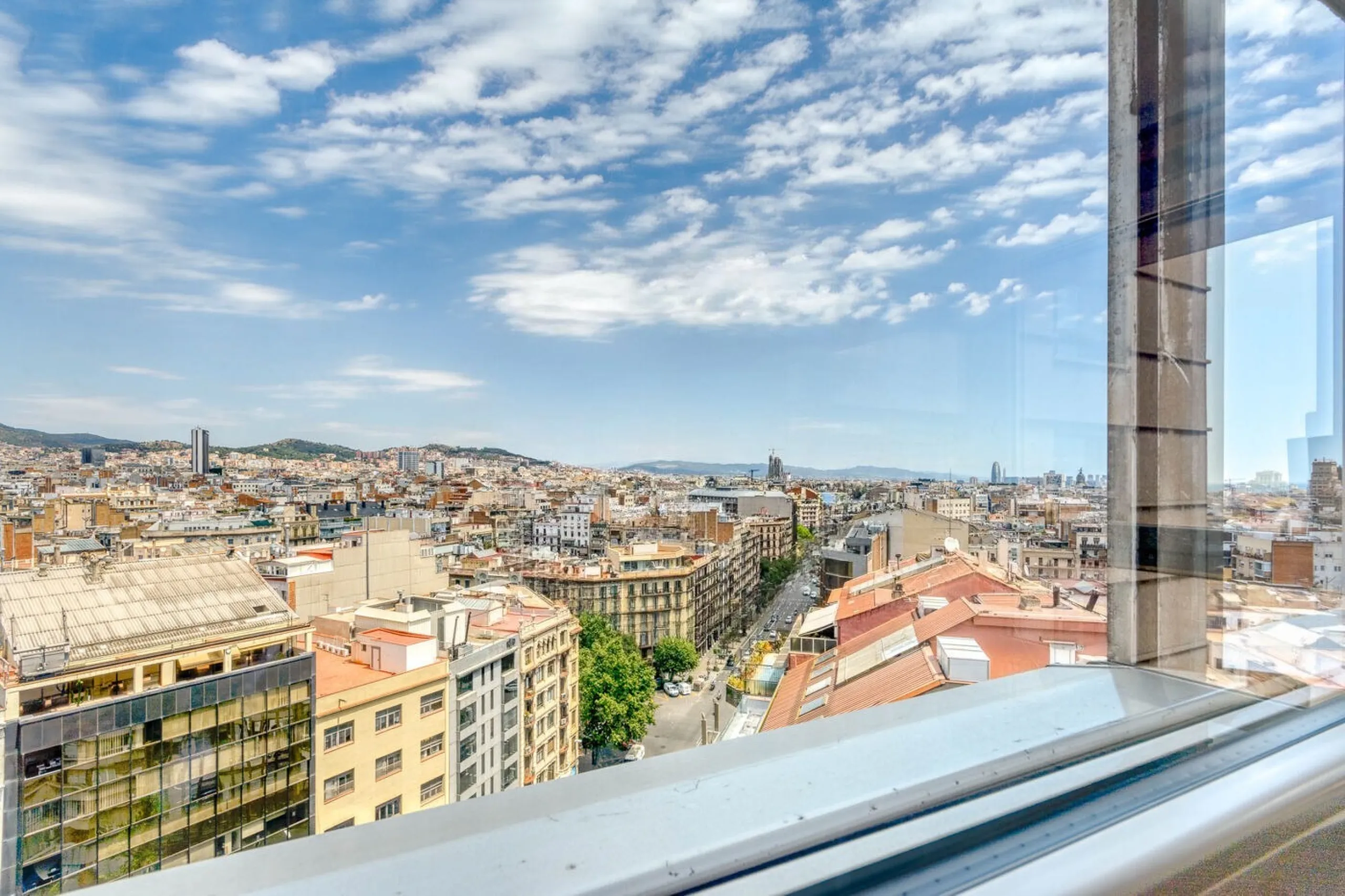 Elegante piso con vistas panorámicas al mar y a la ciudad en el corazón de Barcelona