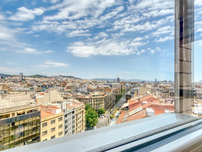 Elegante piso con vistas panorámicas al mar y a la ciudad en el corazón de Barcelona