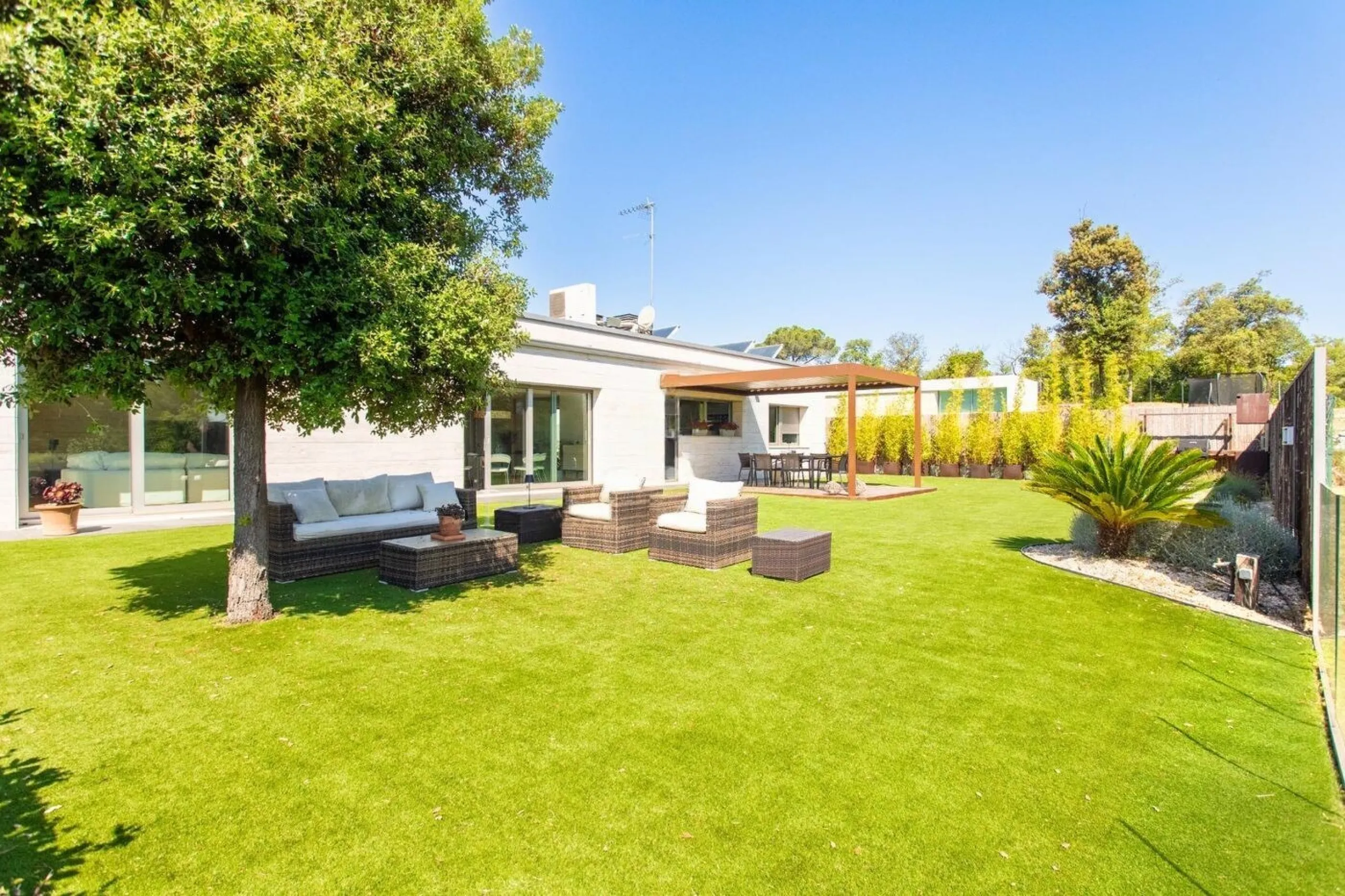 Villa moderna de una sola planta junto al club de golf en Vallromanes, Barcelona