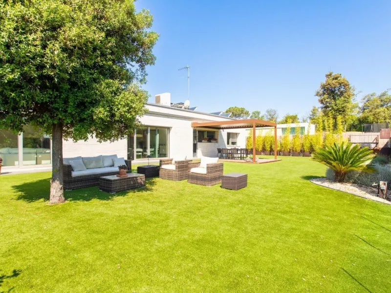 Villa moderna de una sola planta junto al club de golf en Vallromanes, Barcelona
