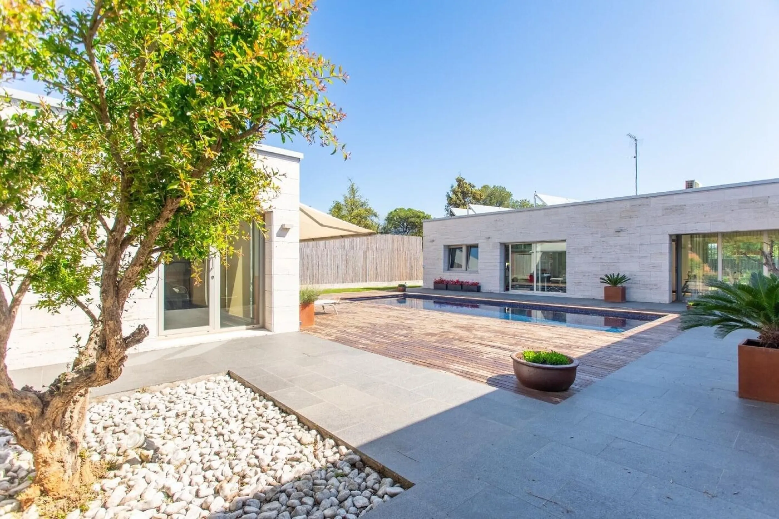 Villa moderna de una sola planta junto al club de golf en Vallromanes, Barcelona