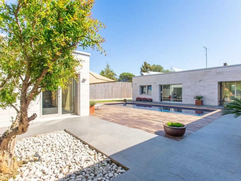 Villa moderna de una sola planta junto al club de golf en Vallromanes, Barcelona