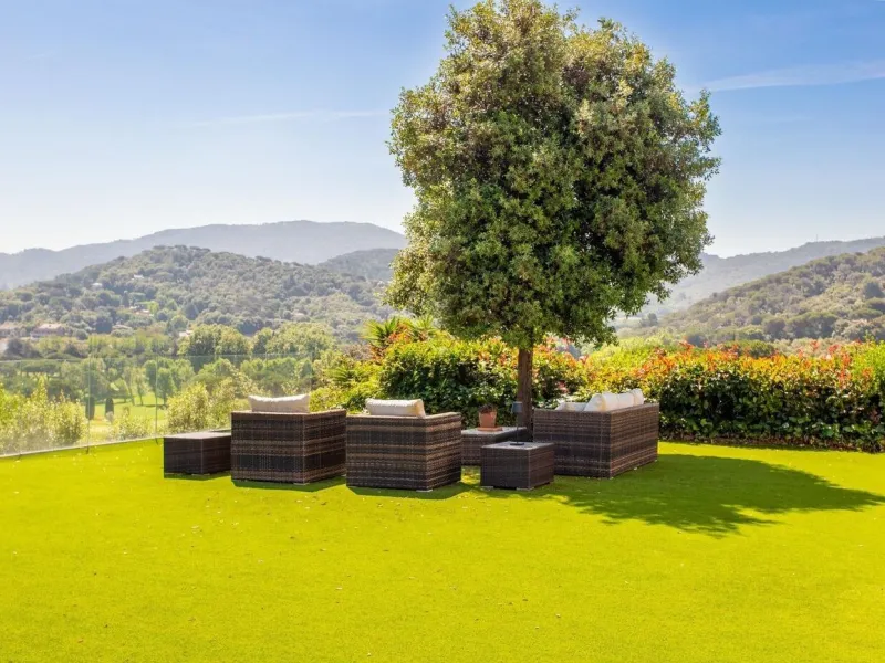 Villa moderna de una sola planta junto al club de golf en Vallromanes, Barcelona