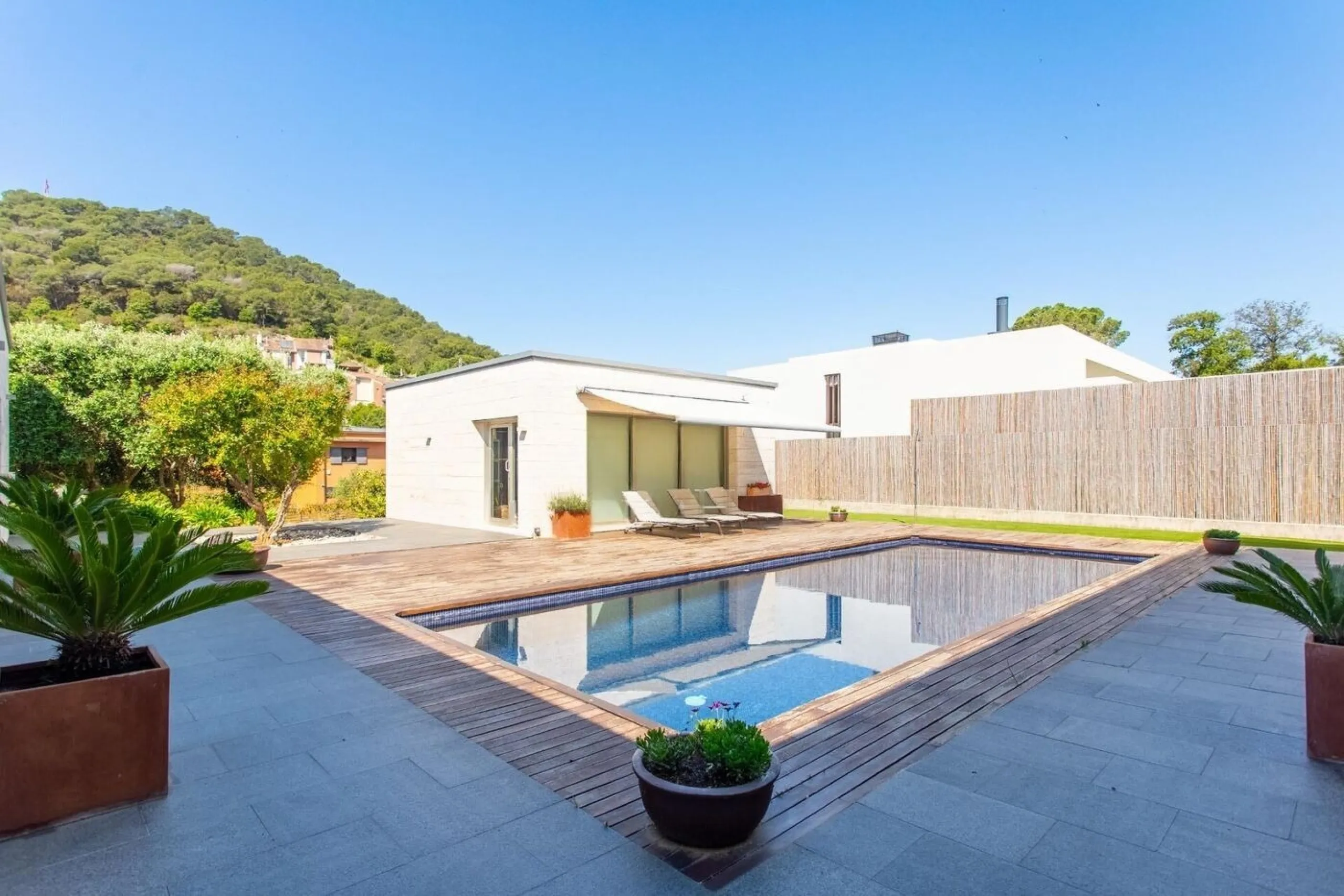 Villa moderna de una sola planta junto al club de golf en Vallromanes, Barcelona