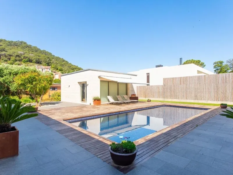 Villa moderna de una sola planta junto al club de golf en Vallromanes, Barcelona