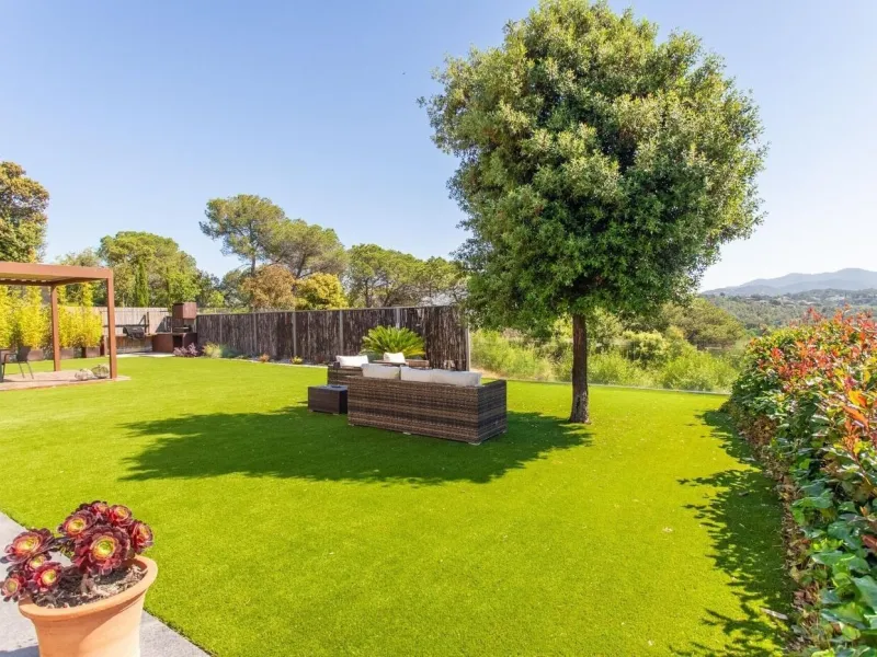 Villa moderna de una sola planta junto al club de golf en Vallromanes, Barcelona
