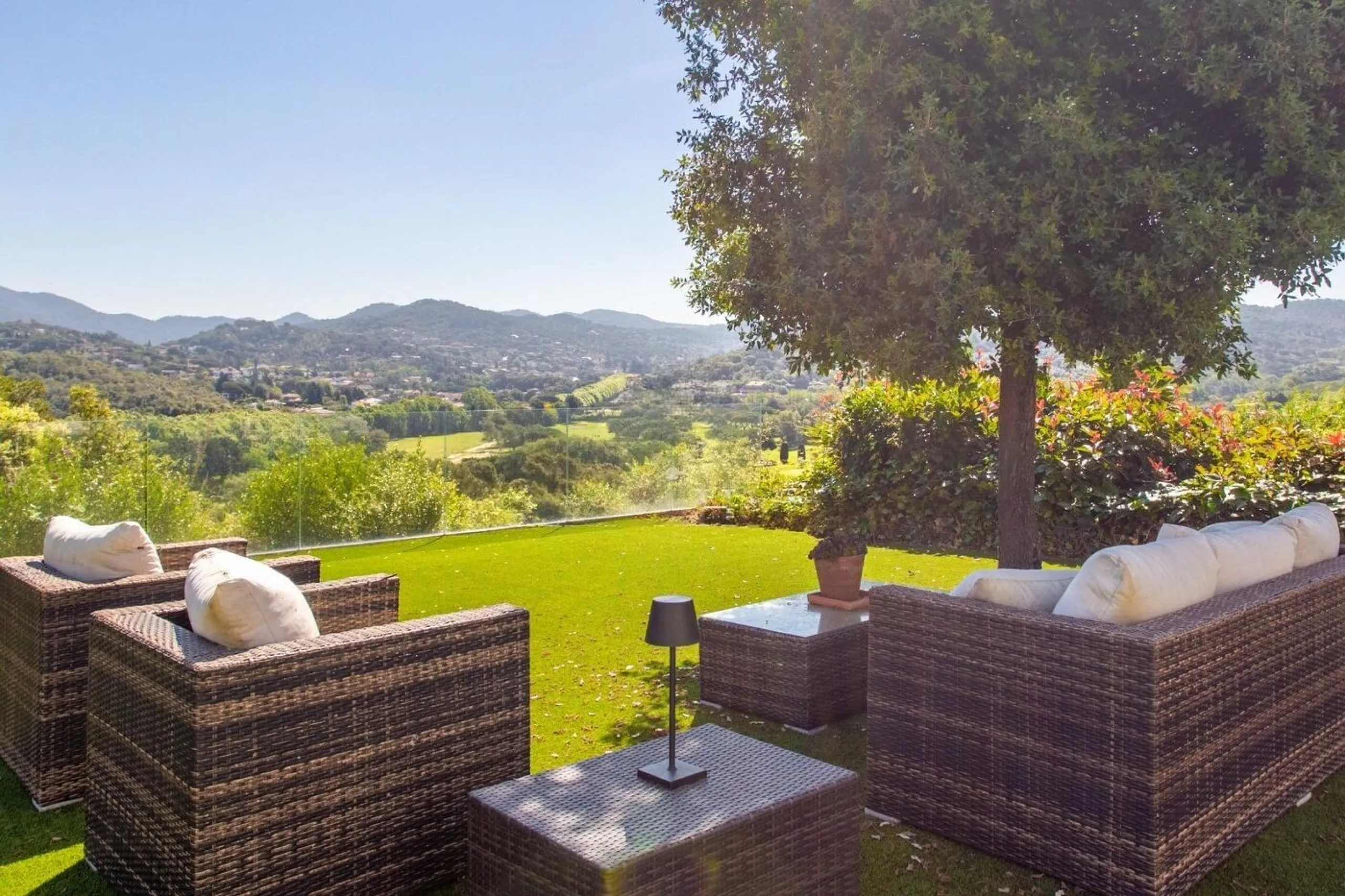 Villa moderna de una sola planta junto al club de golf en Vallromanes, Barcelona