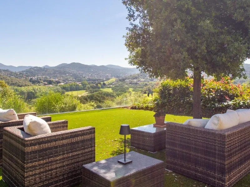 Villa moderna de una sola planta junto al club de golf en Vallromanes, Barcelona