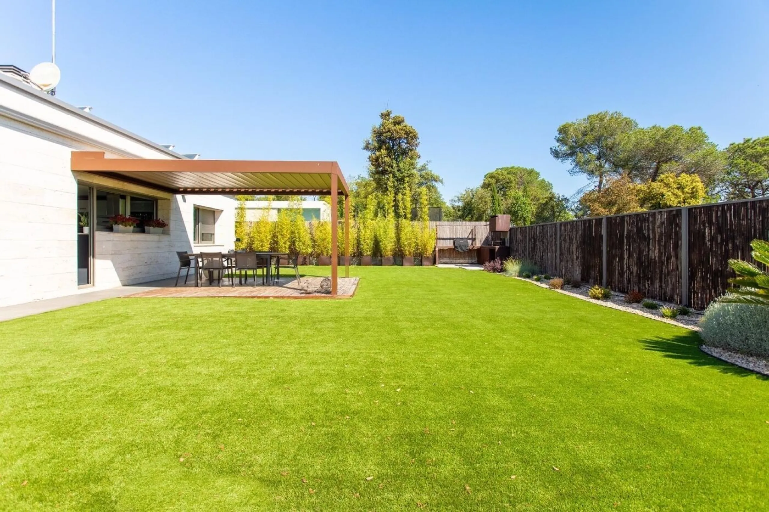 Villa moderna de una sola planta junto al club de golf en Vallromanes, Barcelona