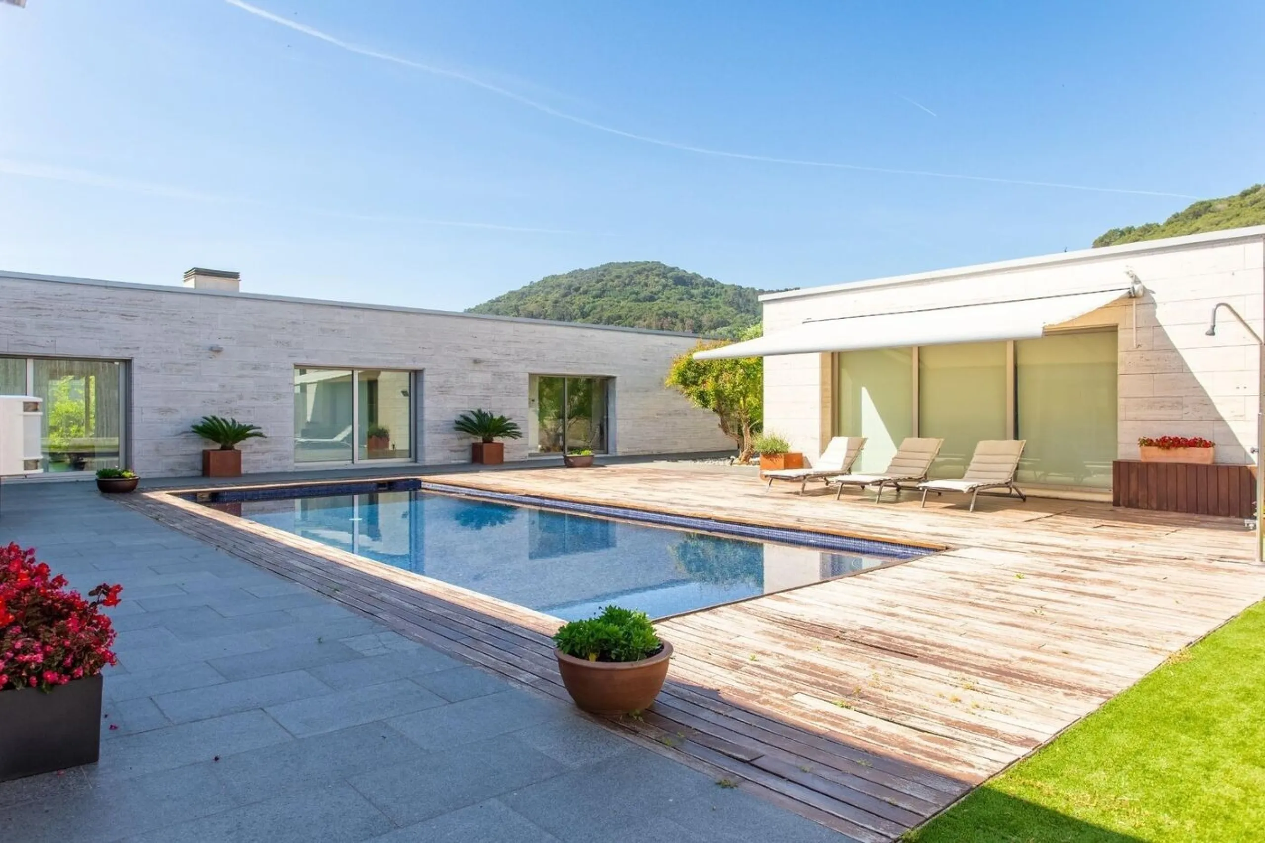 Villa moderna de una sola planta junto al club de golf en Vallromanes, Barcelona