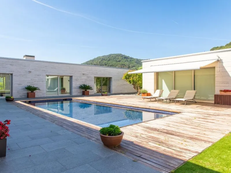 Villa moderna de una sola planta junto al club de golf en Vallromanes, Barcelona