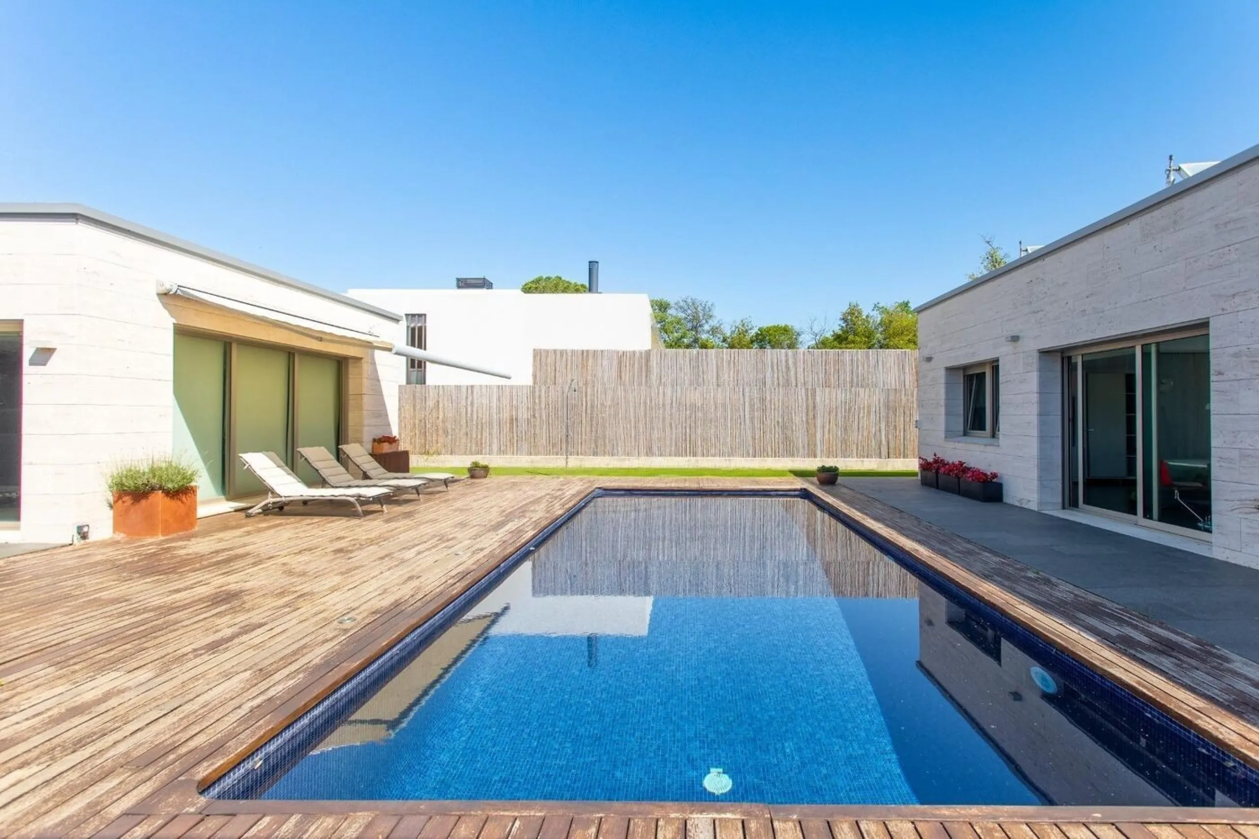 Villa moderna de una sola planta junto al club de golf en Vallromanes, Barcelona