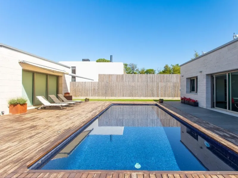 Villa moderna de una sola planta junto al club de golf en Vallromanes, Barcelona