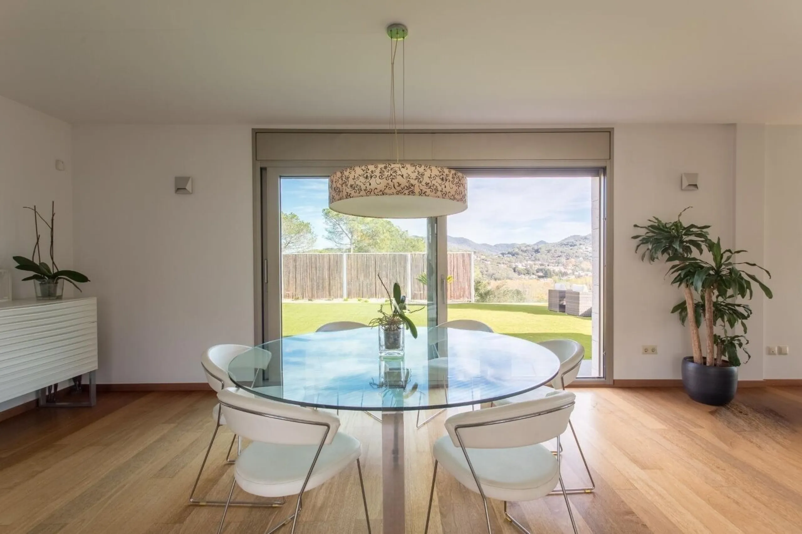 Villa moderna de una sola planta junto al club de golf en Vallromanes, Barcelona