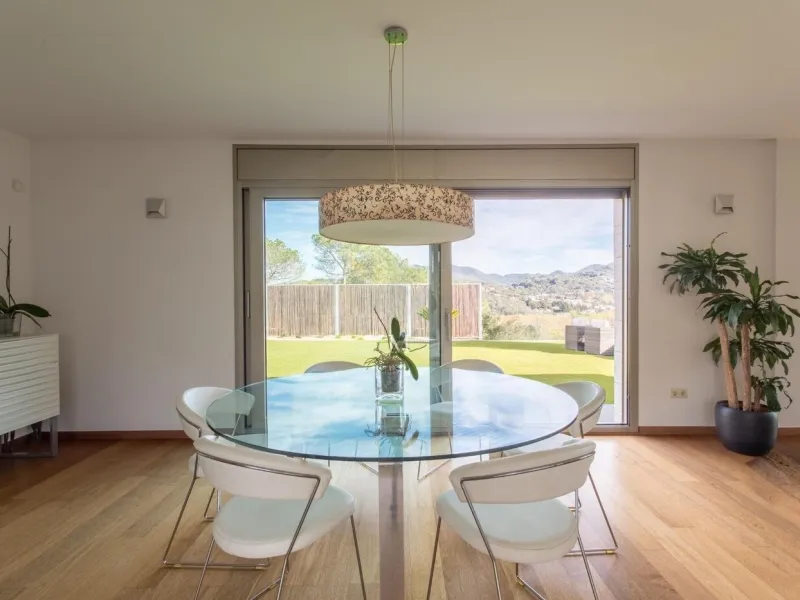 Villa moderna de una sola planta junto al club de golf en Vallromanes, Barcelona