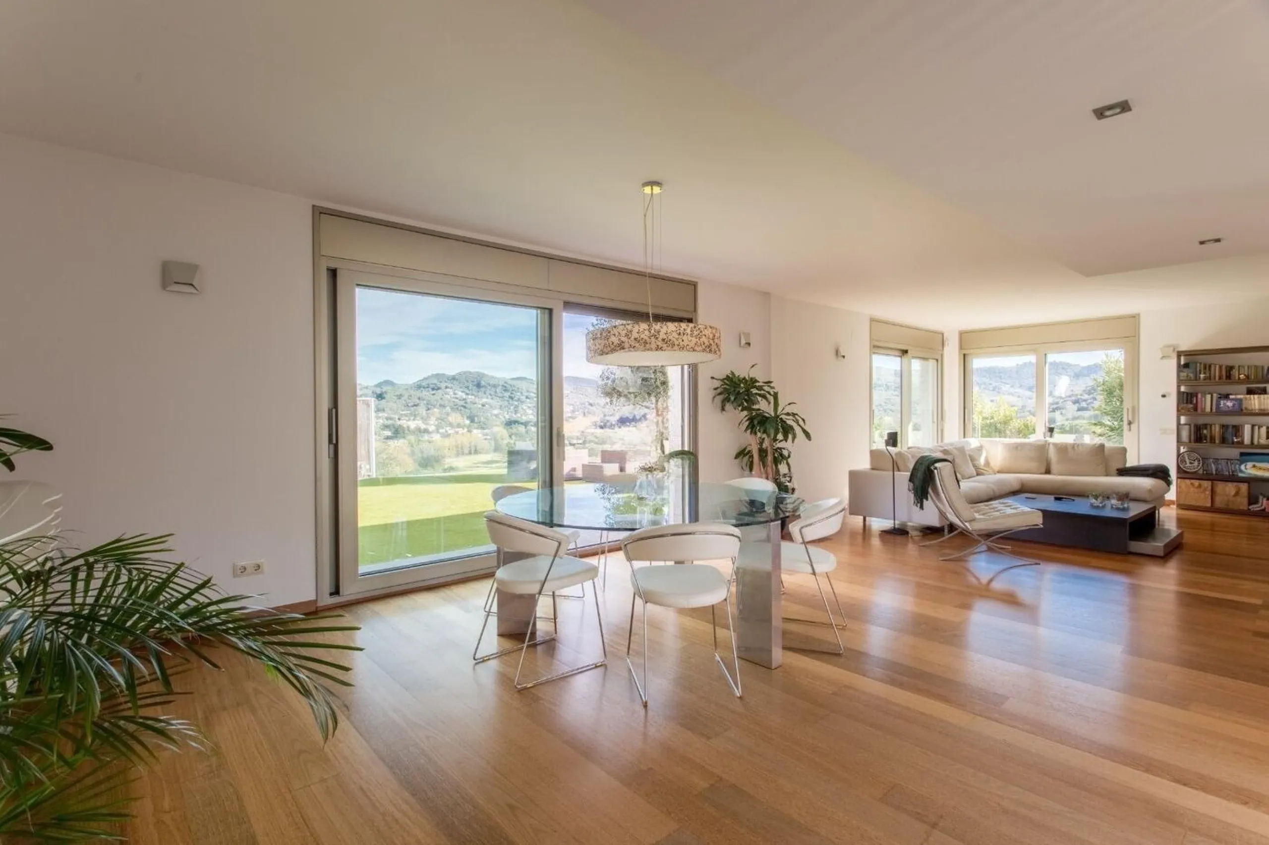 Villa moderna de una sola planta junto al club de golf en Vallromanes, Barcelona