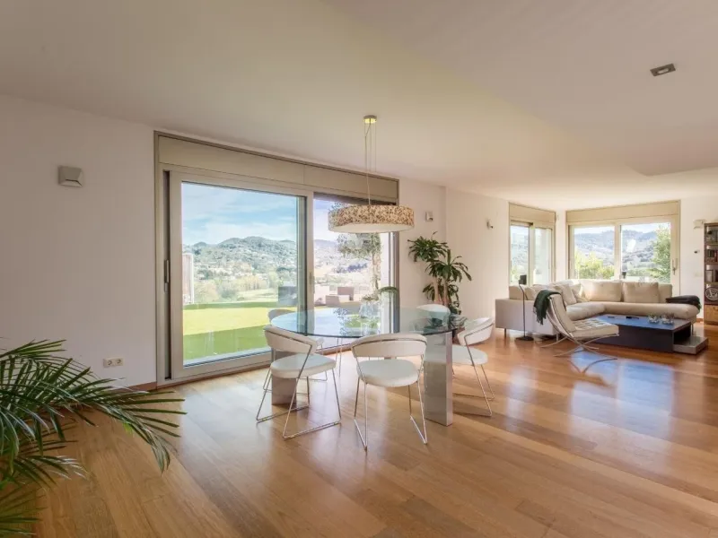 Villa moderna de una sola planta junto al club de golf en Vallromanes, Barcelona