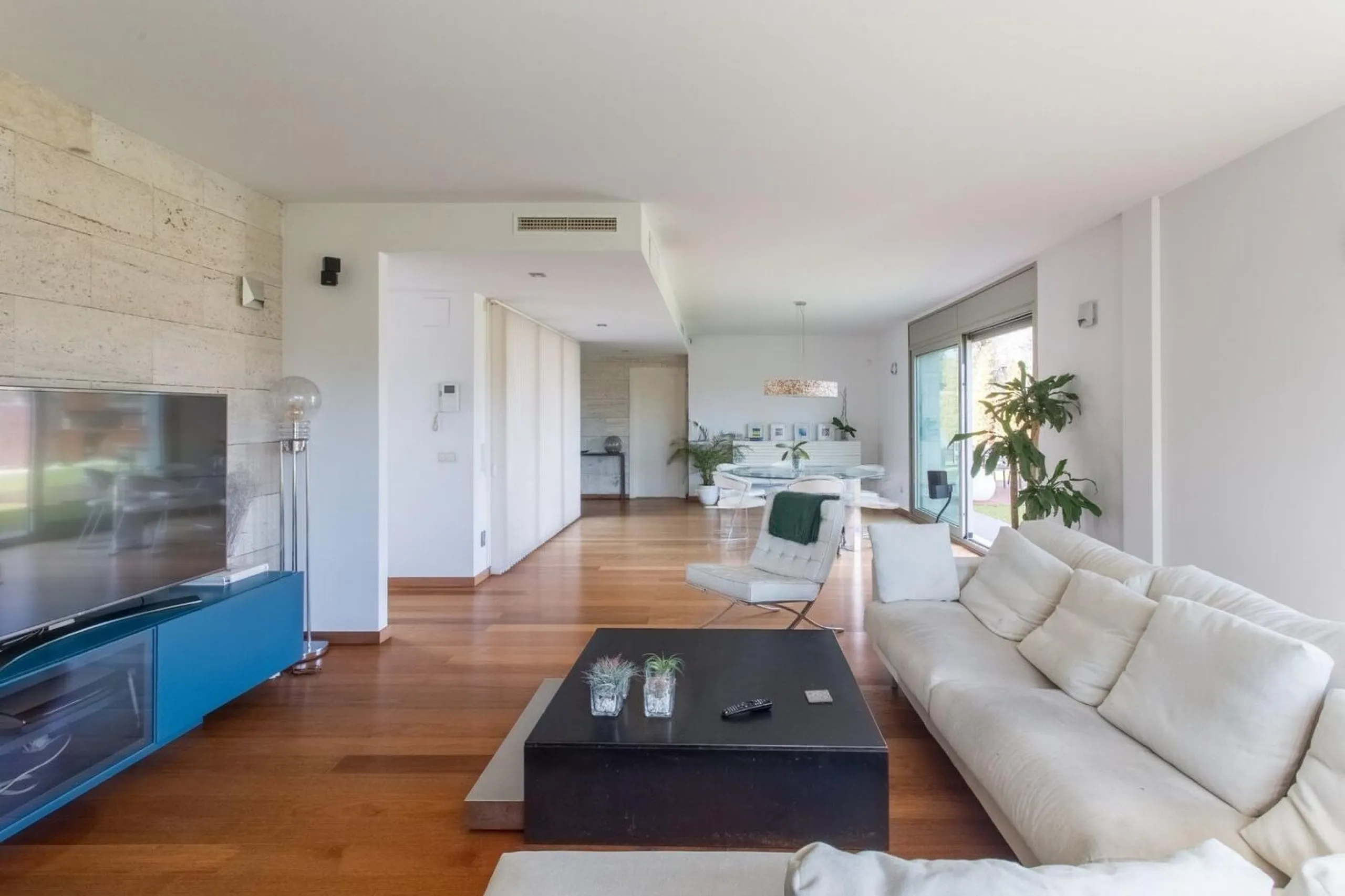 Villa moderna de una sola planta junto al club de golf en Vallromanes, Barcelona