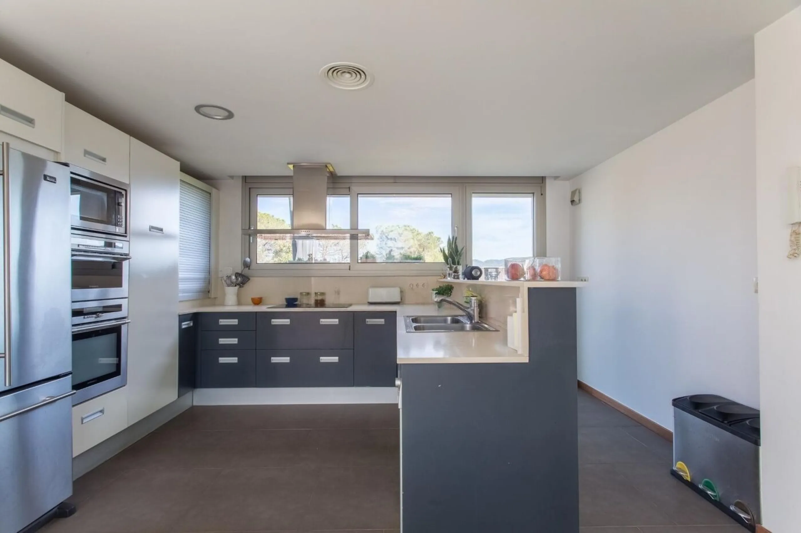 Villa moderna de una sola planta junto al club de golf en Vallromanes, Barcelona