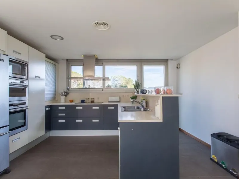 Villa moderna de una sola planta junto al club de golf en Vallromanes, Barcelona