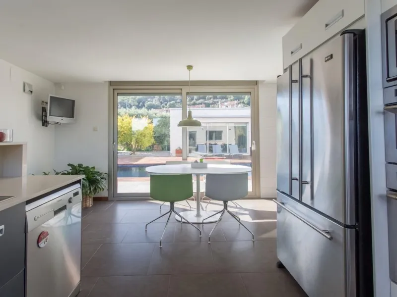 Villa moderna de una sola planta junto al club de golf en Vallromanes, Barcelona