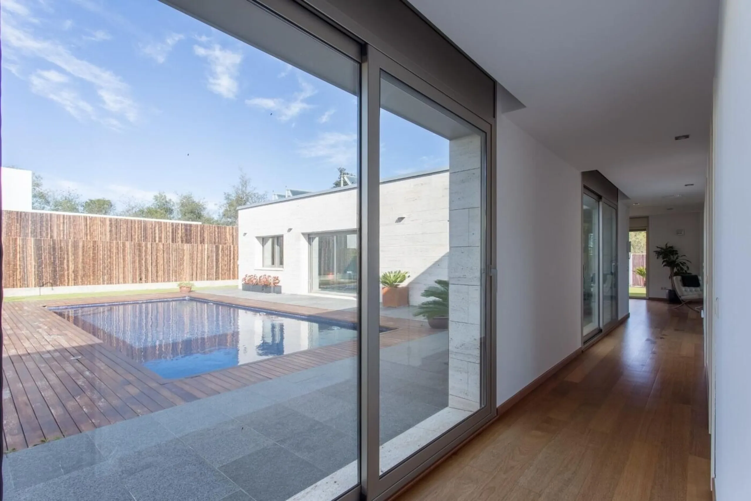 Villa moderna de una sola planta junto al club de golf en Vallromanes, Barcelona