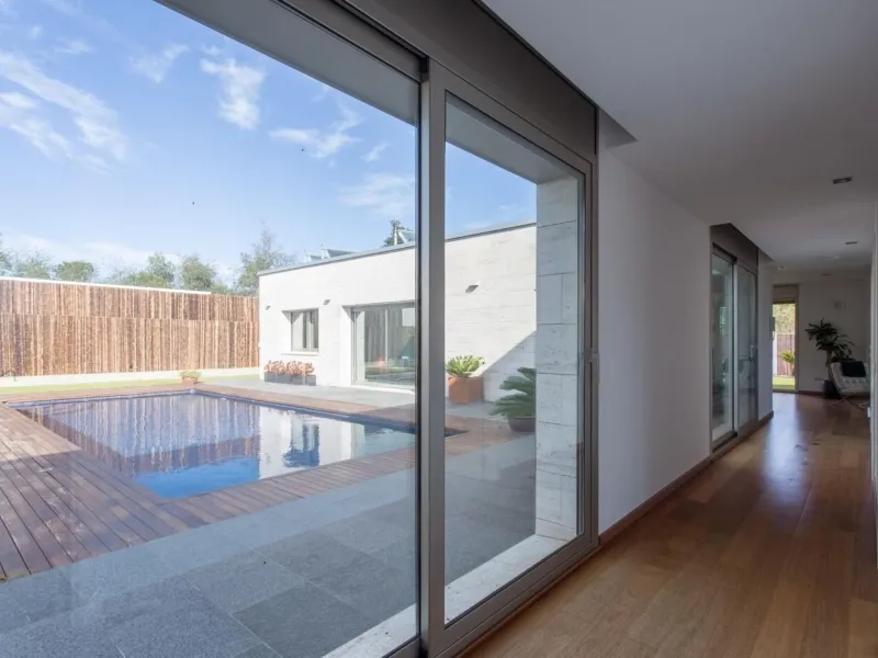 Villa moderna de una sola planta junto al club de golf en Vallromanes, Barcelona