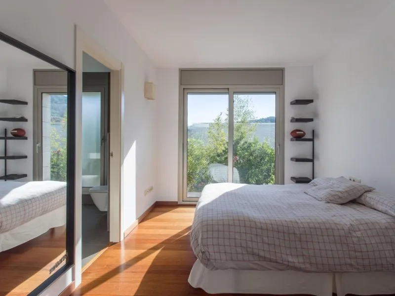 Villa moderna de una sola planta junto al club de golf en Vallromanes, Barcelona