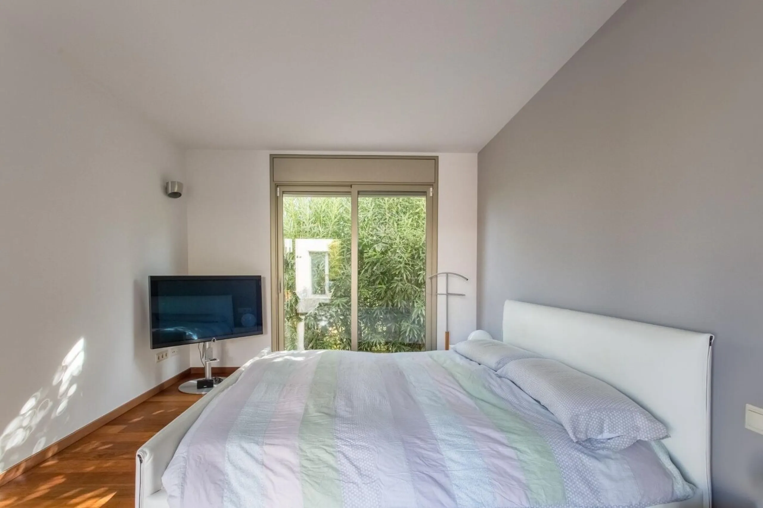 Villa moderna de una sola planta junto al club de golf en Vallromanes, Barcelona