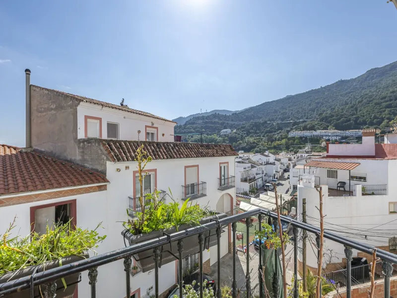 Beautiful duplex penthouse in the heart of Ojén with spectacular views