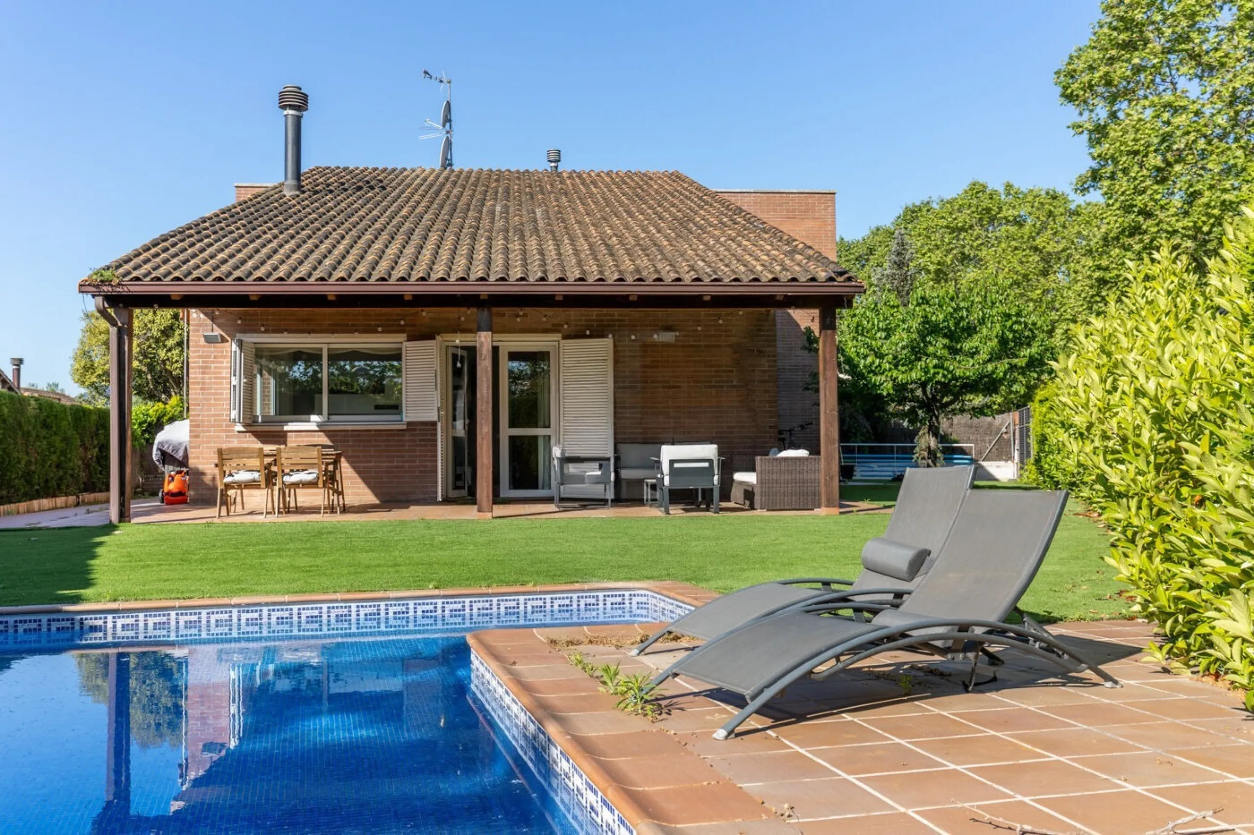 Elegant Semi-Detached Home with Garden and Pool in Sant Cugat del Valles, Barcelona