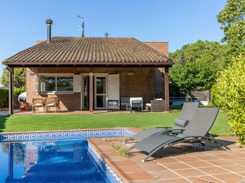 Elegant Semi-Detached Home with Garden and Pool in Sant Cugat del Valles, Barcelona