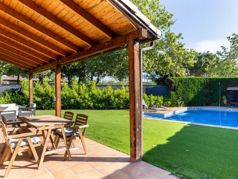Elegant Semi-Detached Home with Garden and Pool in Sant Cugat del Valles, Barcelona