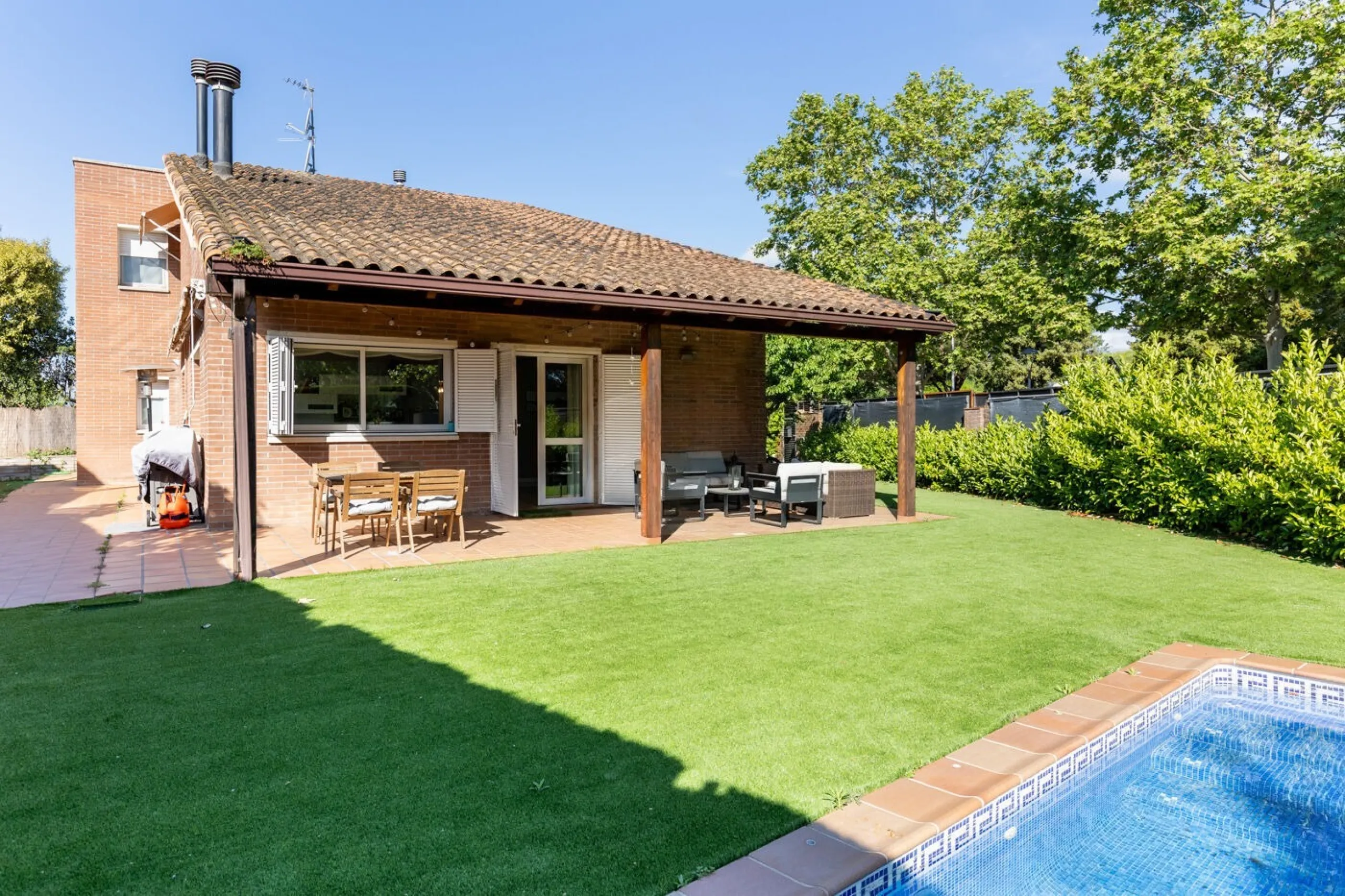 Elegant Semi-Detached Home with Garden and Pool in Sant Cugat del Valles, Barcelona