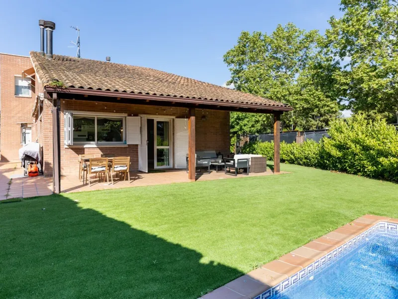 Elegant Semi-Detached Home with Garden and Pool in Sant Cugat del Valles, Barcelona