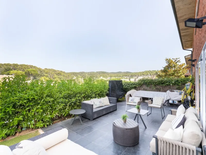 Casa de lujo con jardín y piscina en Sant Cugat del Valles, Barcelona