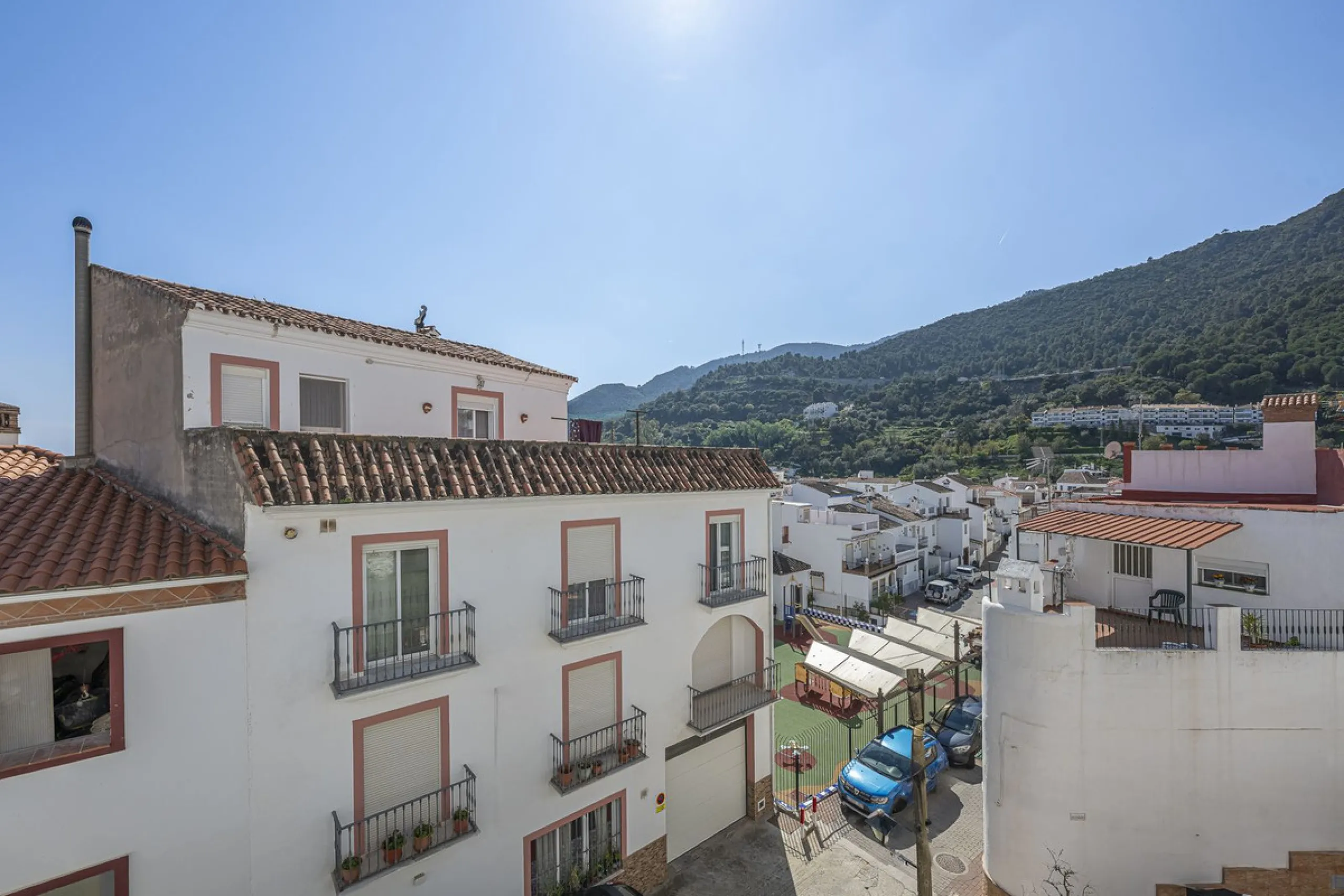 Beautiful duplex penthouse in the heart of Ojén with spectacular views