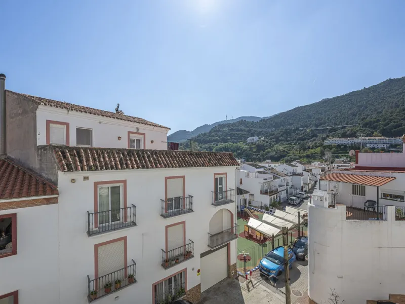 Beautiful duplex penthouse in the heart of Ojén with spectacular views