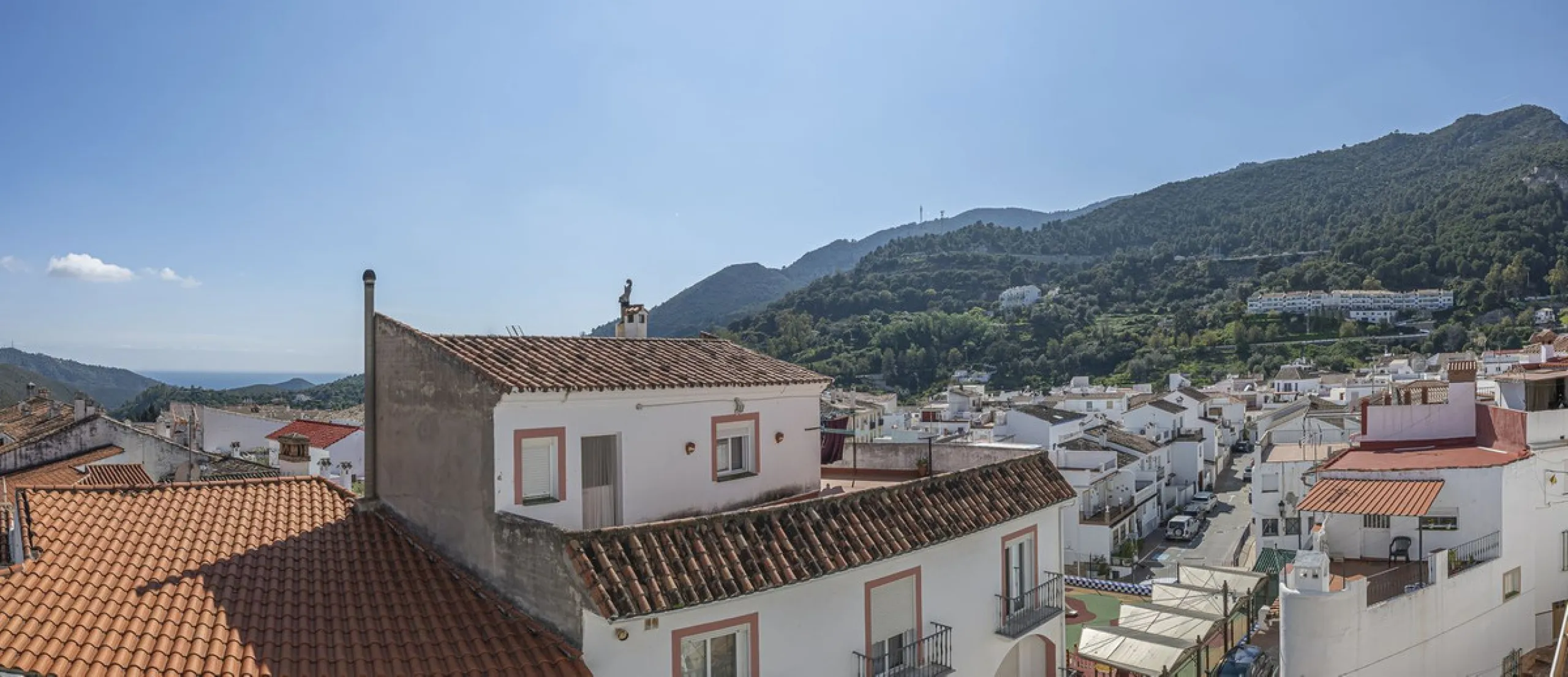 Beautiful duplex penthouse in the heart of Ojén with spectacular views