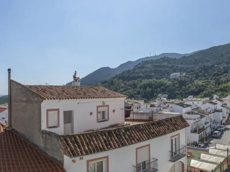 Beautiful duplex penthouse in the heart of Ojén with spectacular views