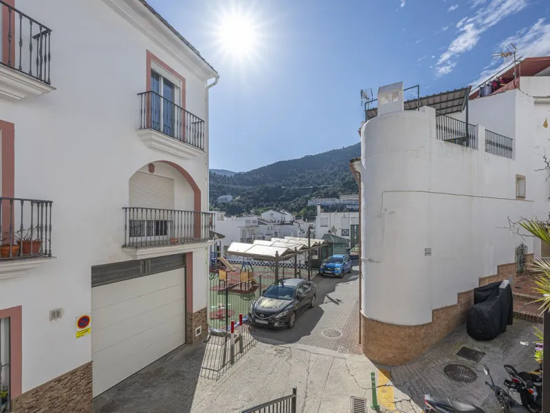 Beautiful duplex penthouse in the heart of Ojén with spectacular views