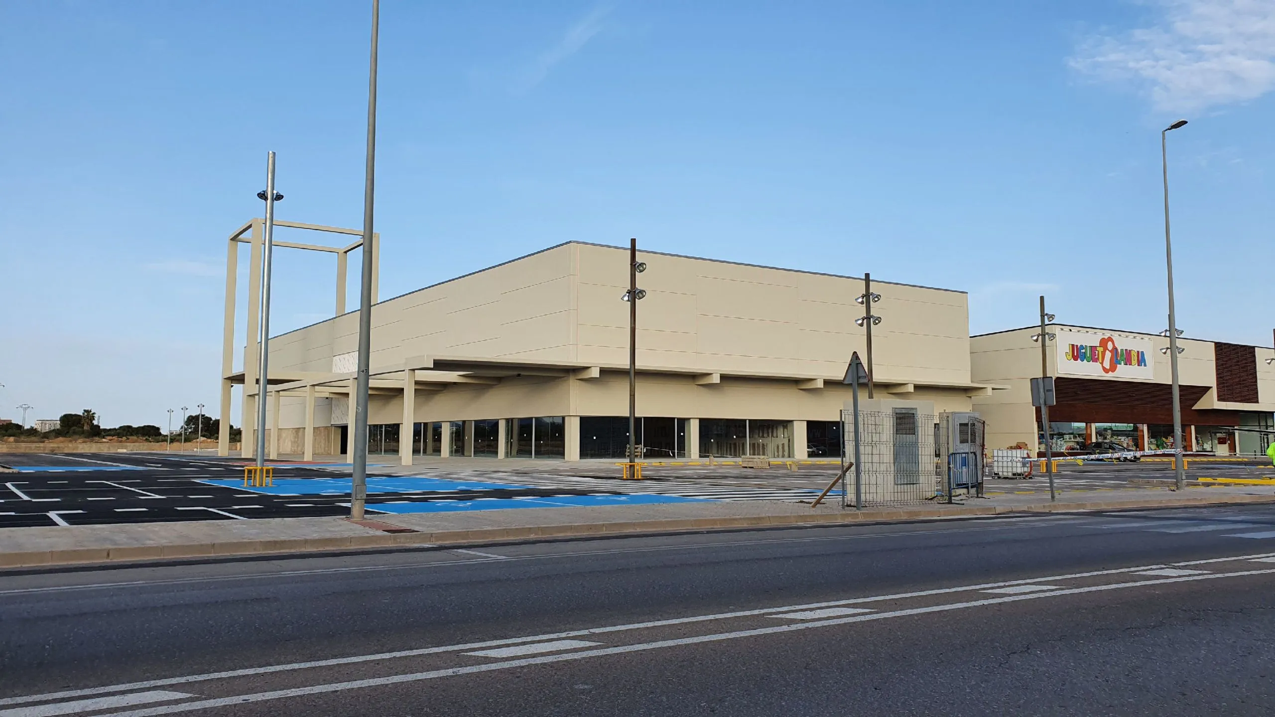  Industrial-Commercial Building for Sale in Strategic Area Near Barcelona