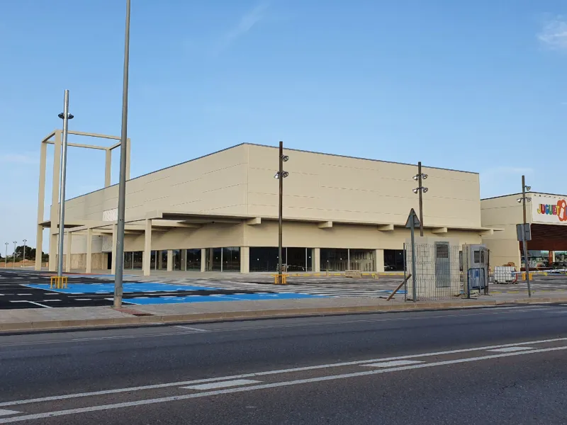  Industrial-Commercial Building for Sale in Strategic Area Near Barcelona