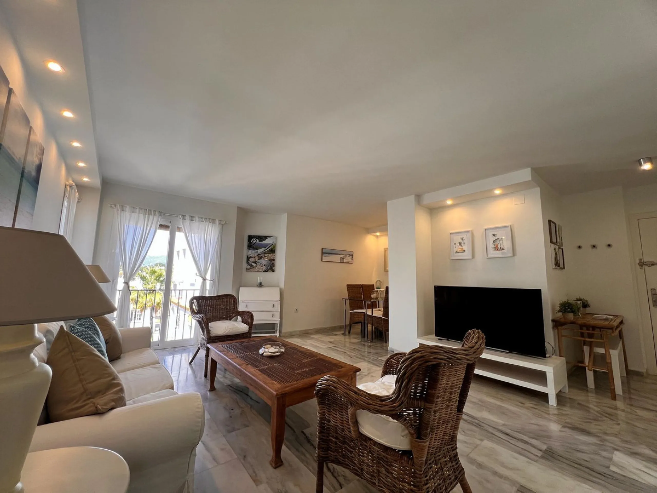 Apartment - Penthouse в продаже в Estepona, Málaga. В доме 2 спален и 2 ванных комнат. Площадь дома 156 м²