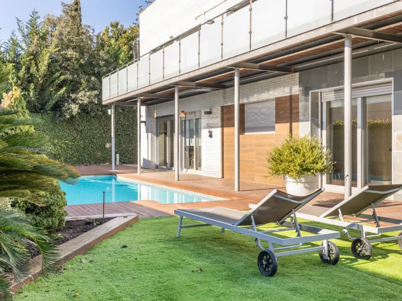 Modern Family Home with Garden and Pool in Sant Cugat del Valles, Barcelona
