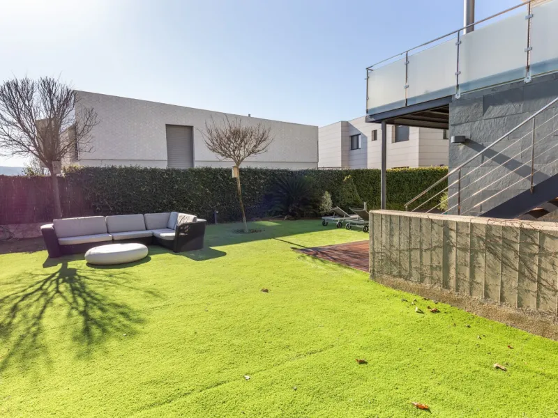 Modern Family Home with Garden and Pool in Sant Cugat del Valles, Barcelona