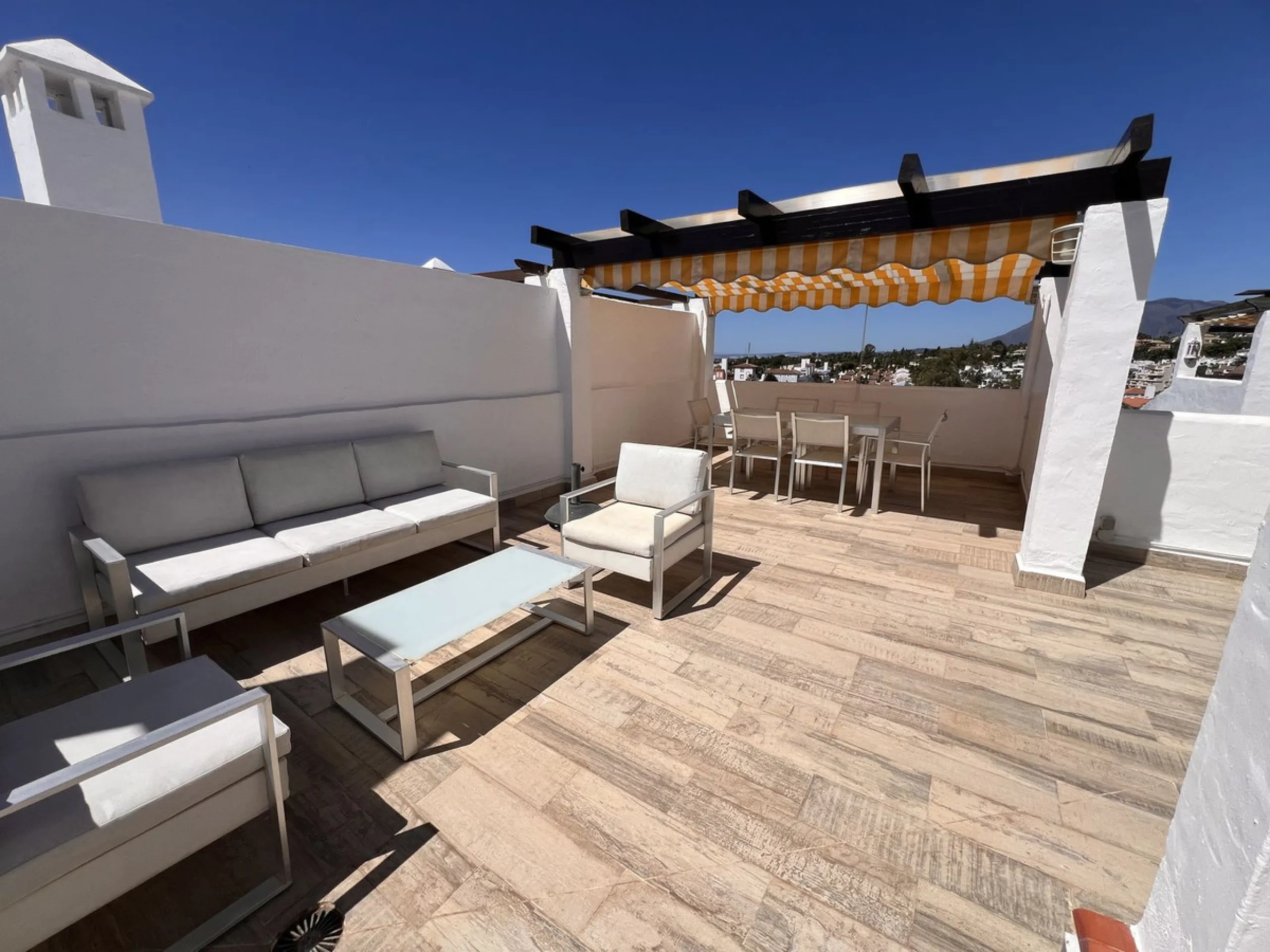 Apartment - Penthouse в продаже в Estepona, Málaga. В доме 2 спален и 2 ванных комнат. Площадь дома 156 м²