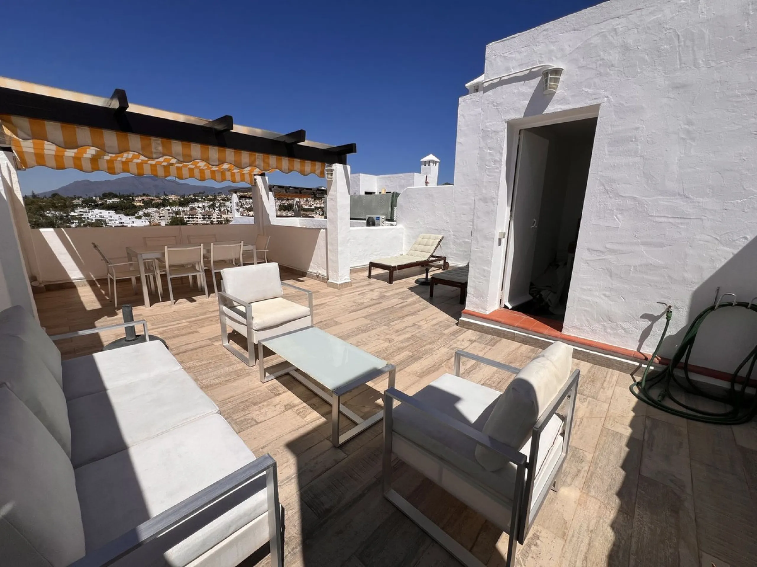 Apartment - Penthouse в продаже в Estepona, Málaga. В доме 2 спален и 2 ванных комнат. Площадь дома 156 м²